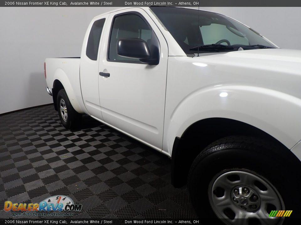 2006 Nissan Frontier XE King Cab Avalanche White / Steel Photo #3
