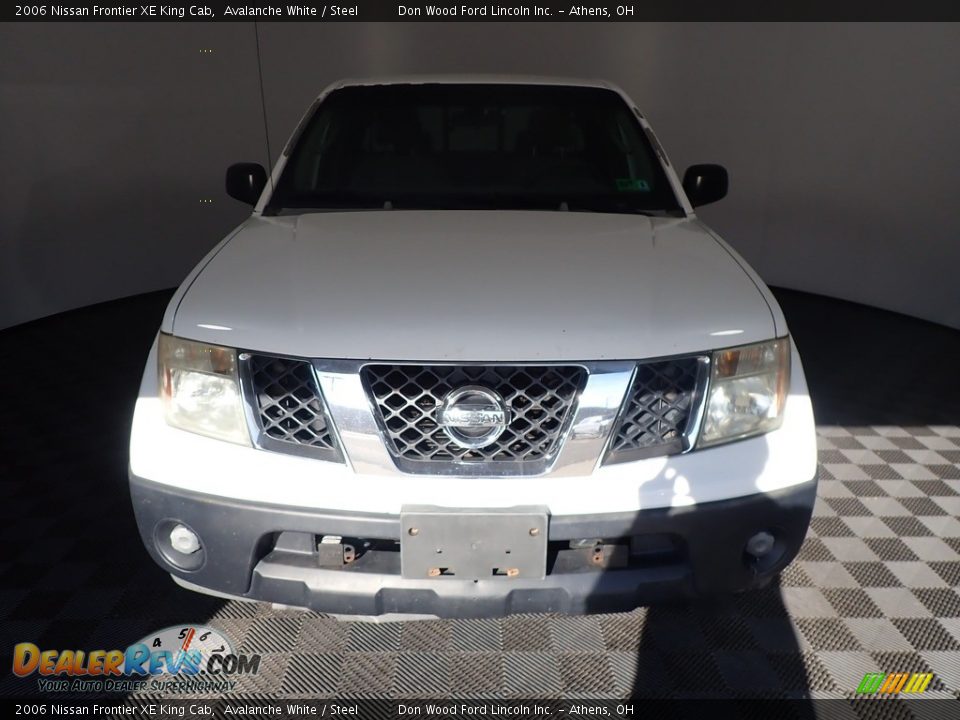 2006 Nissan Frontier XE King Cab Avalanche White / Steel Photo #4