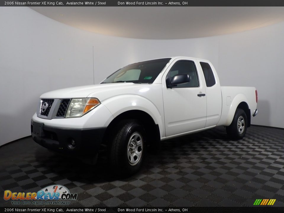 2006 Nissan Frontier XE King Cab Avalanche White / Steel Photo #8