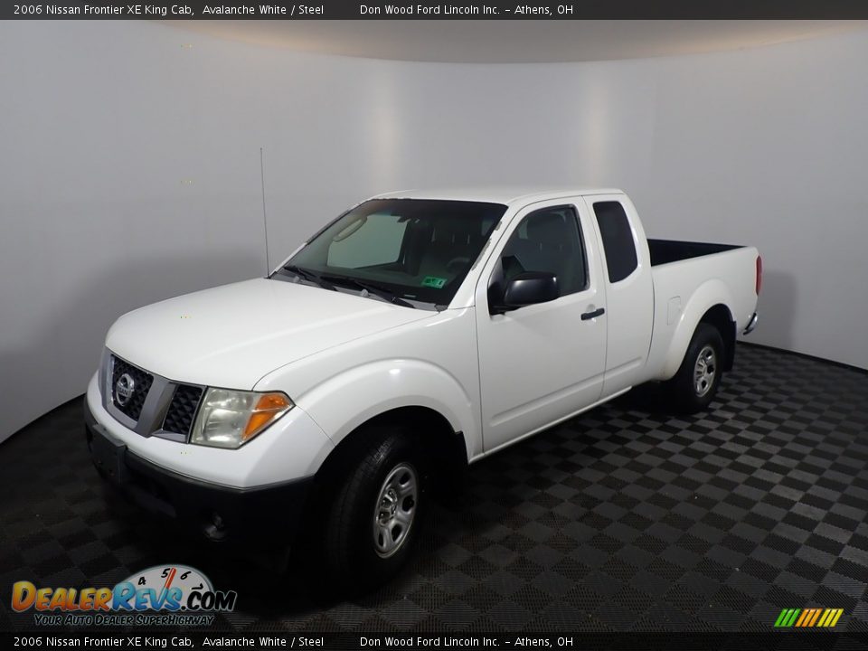 2006 Nissan Frontier XE King Cab Avalanche White / Steel Photo #9