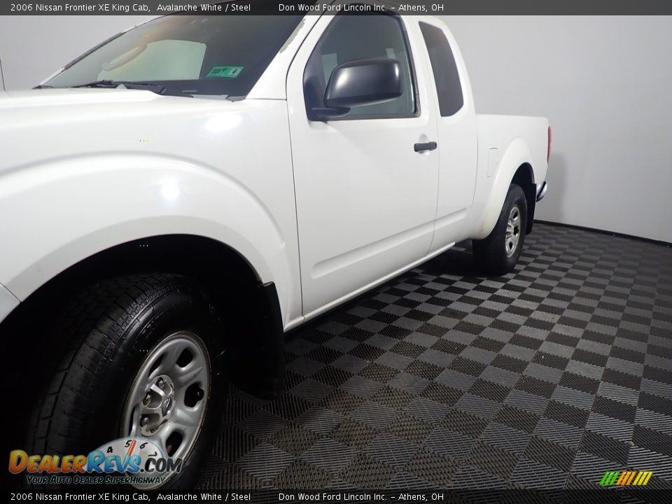 2006 Nissan Frontier XE King Cab Avalanche White / Steel Photo #10