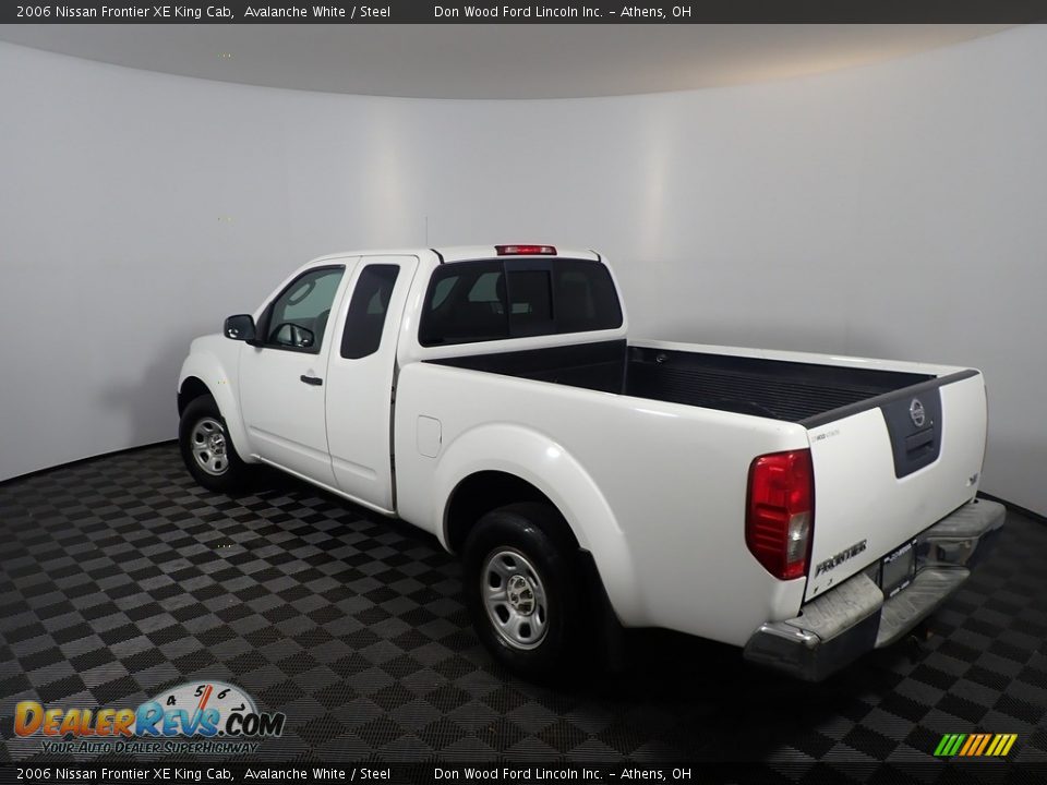 2006 Nissan Frontier XE King Cab Avalanche White / Steel Photo #12