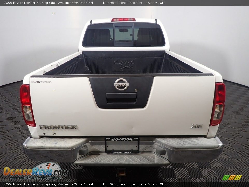 2006 Nissan Frontier XE King Cab Avalanche White / Steel Photo #13