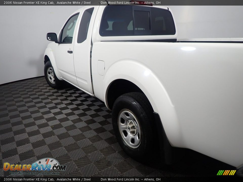 2006 Nissan Frontier XE King Cab Avalanche White / Steel Photo #17