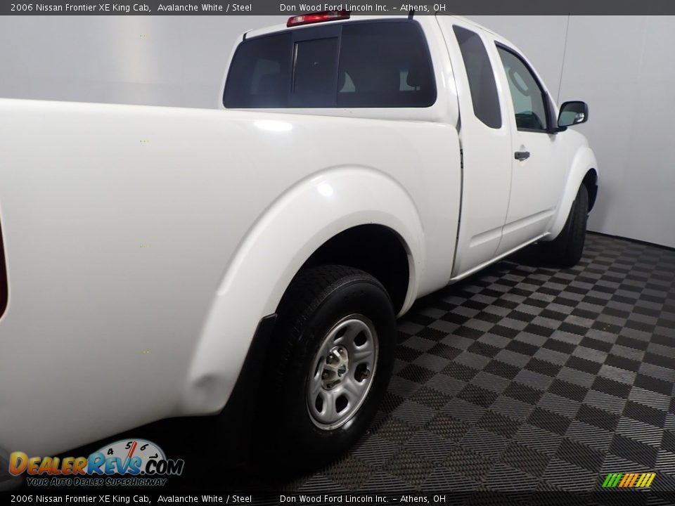 2006 Nissan Frontier XE King Cab Avalanche White / Steel Photo #18