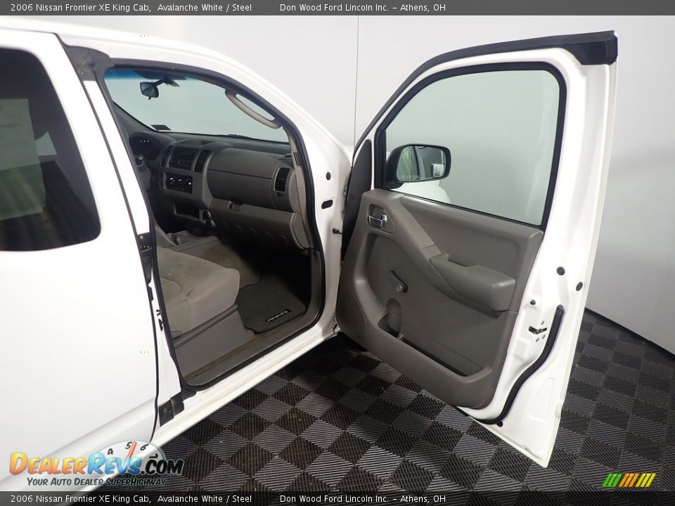 2006 Nissan Frontier XE King Cab Avalanche White / Steel Photo #35