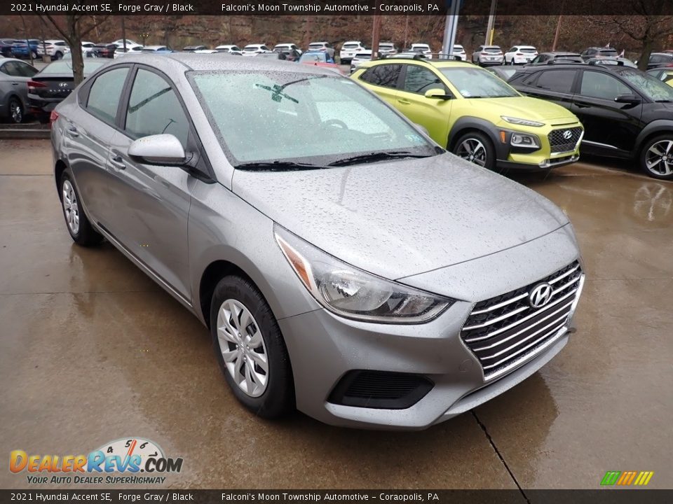 Front 3/4 View of 2021 Hyundai Accent SE Photo #3