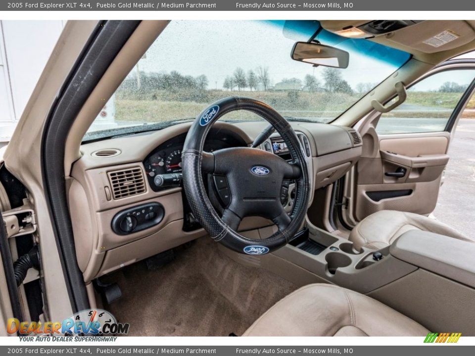 2005 Ford Explorer XLT 4x4 Pueblo Gold Metallic / Medium Parchment Photo #20