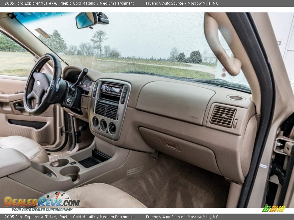 2005 Ford Explorer XLT 4x4 Pueblo Gold Metallic / Medium Parchment Photo #28