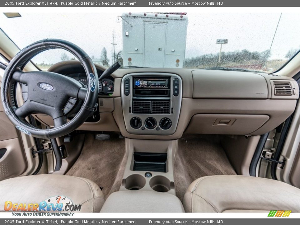 2005 Ford Explorer XLT 4x4 Pueblo Gold Metallic / Medium Parchment Photo #31