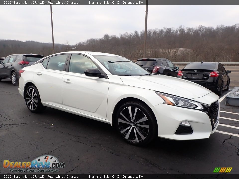 Front 3/4 View of 2019 Nissan Altima SR AWD Photo #4