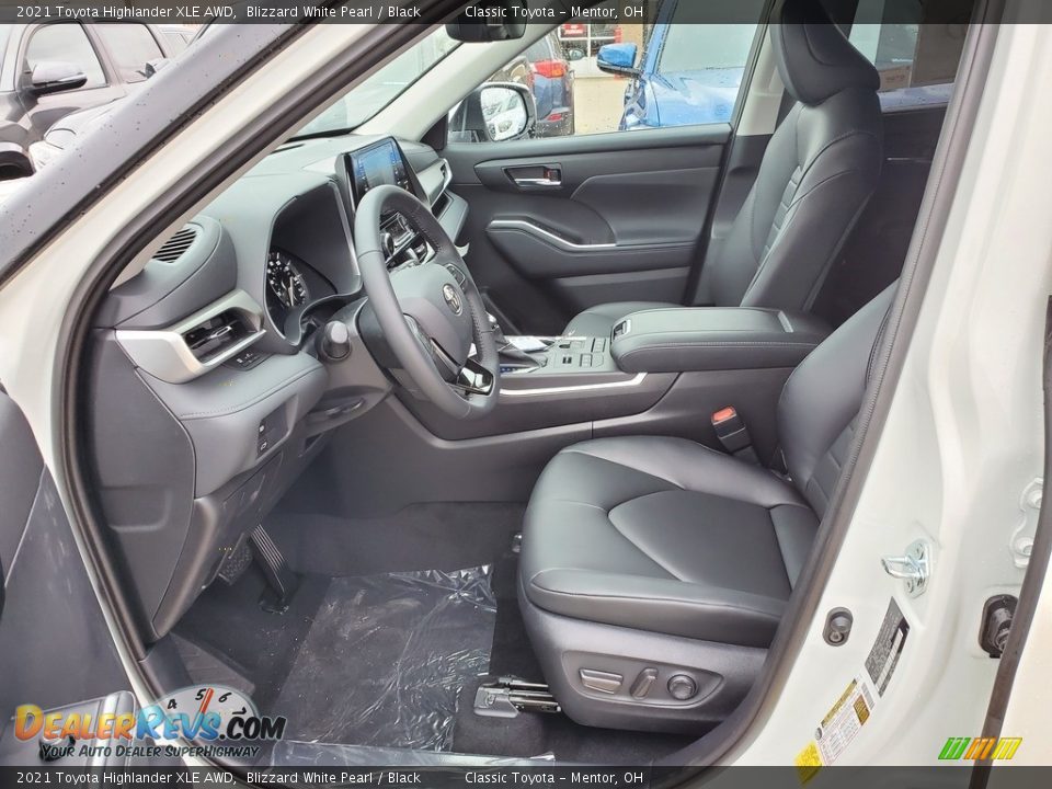 2021 Toyota Highlander XLE AWD Blizzard White Pearl / Black Photo #2