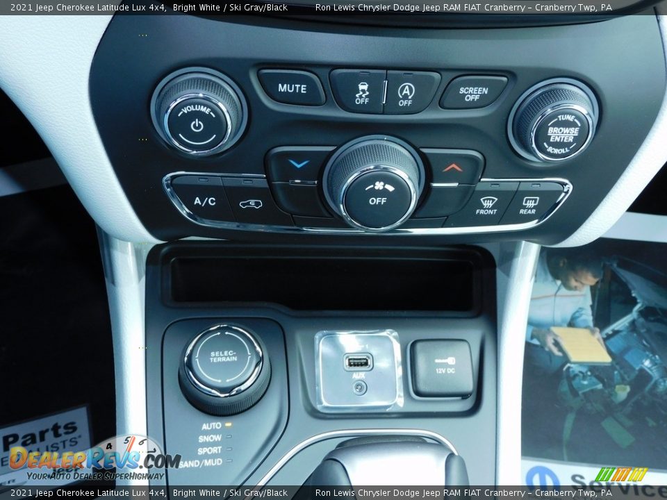 Controls of 2021 Jeep Cherokee Latitude Lux 4x4 Photo #18