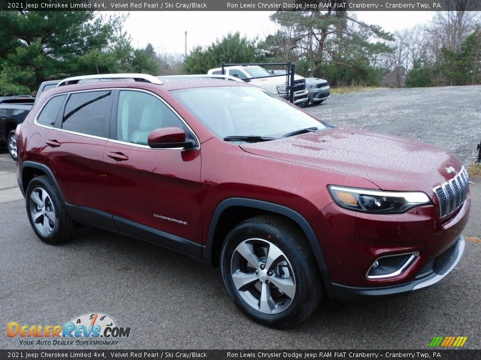 Front 3/4 View of 2021 Jeep Cherokee Limited 4x4 Photo #3