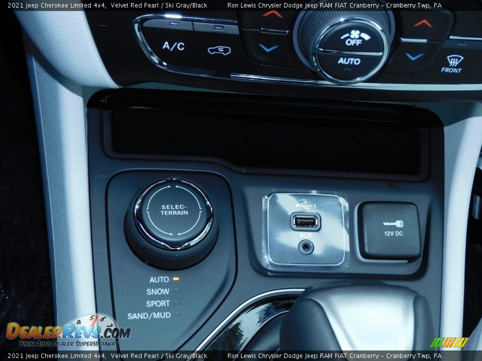 Controls of 2021 Jeep Cherokee Limited 4x4 Photo #19