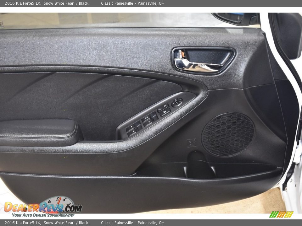 Door Panel of 2016 Kia Forte5 LX Photo #10