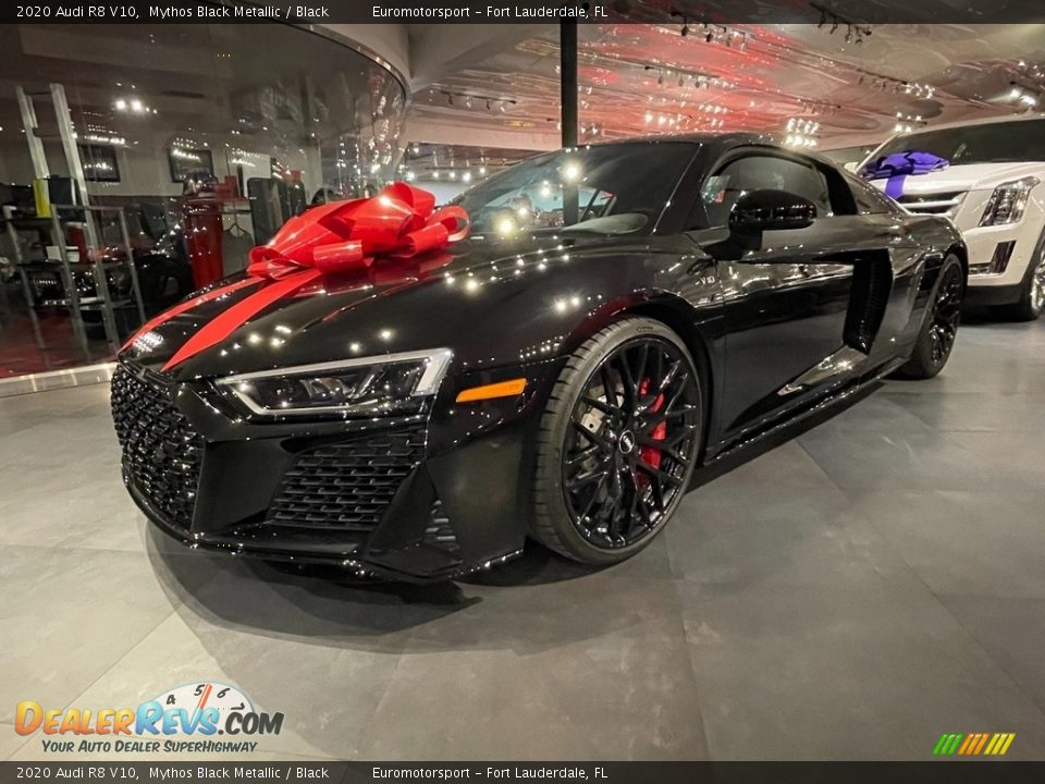 Front 3/4 View of 2020 Audi R8 V10 Photo #28