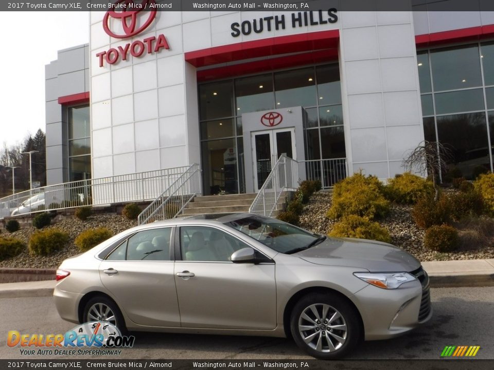 2017 Toyota Camry XLE Creme Brulee Mica / Almond Photo #2