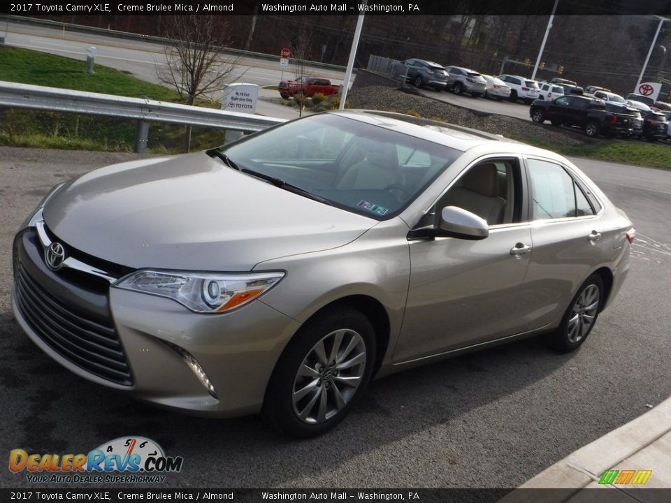 2017 Toyota Camry XLE Creme Brulee Mica / Almond Photo #12