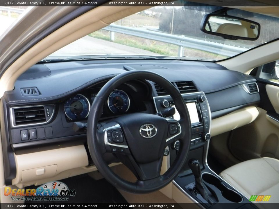 2017 Toyota Camry XLE Creme Brulee Mica / Almond Photo #18