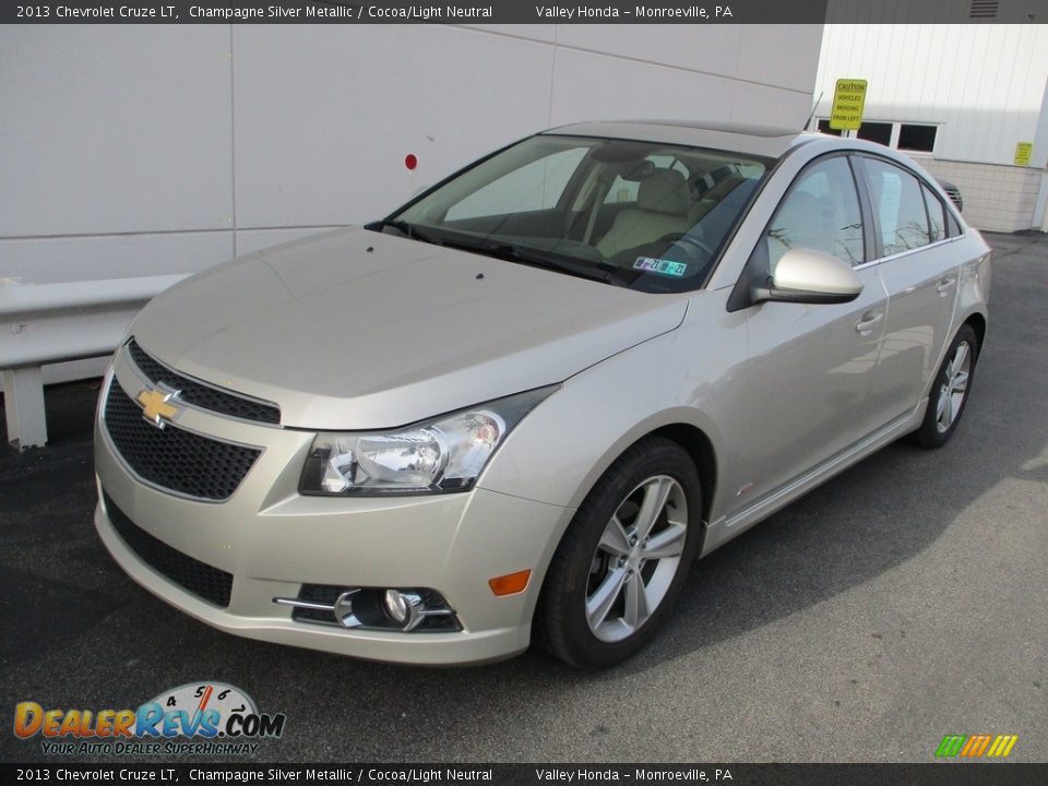 Front 3/4 View of 2013 Chevrolet Cruze LT Photo #9