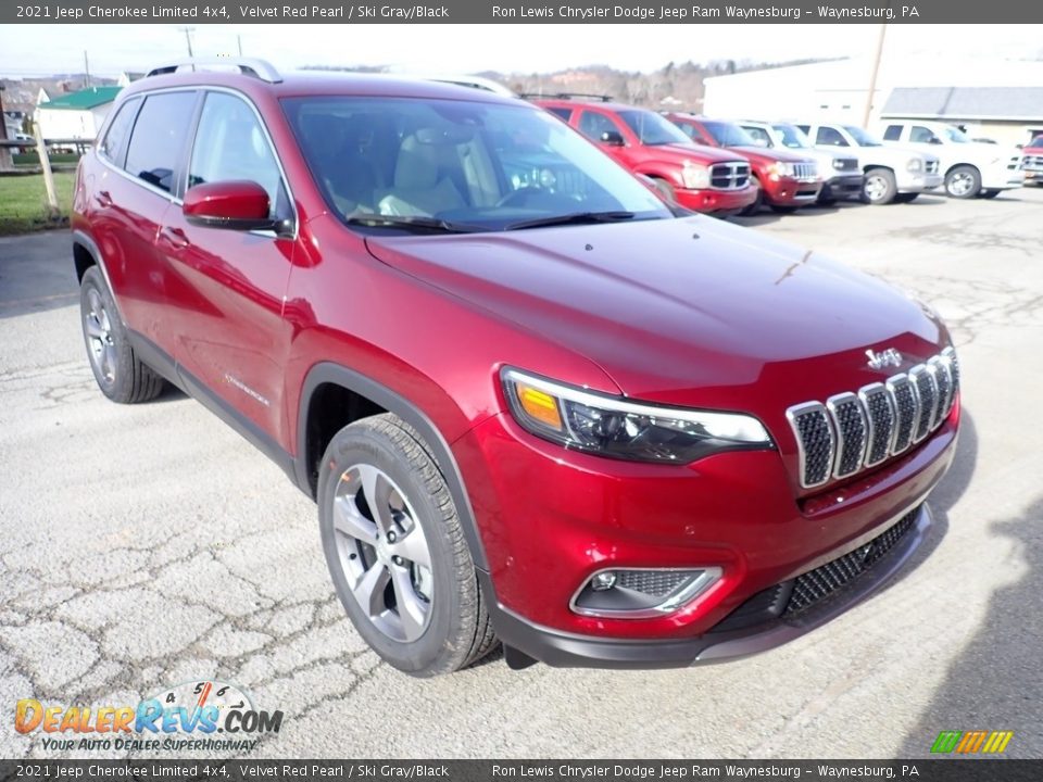 Front 3/4 View of 2021 Jeep Cherokee Limited 4x4 Photo #8