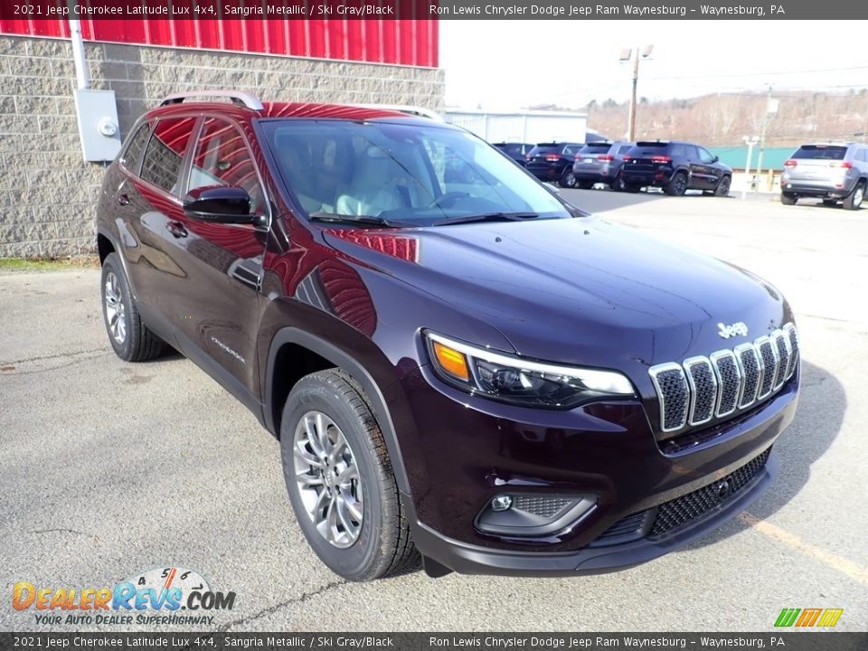 Front 3/4 View of 2021 Jeep Cherokee Latitude Lux 4x4 Photo #8