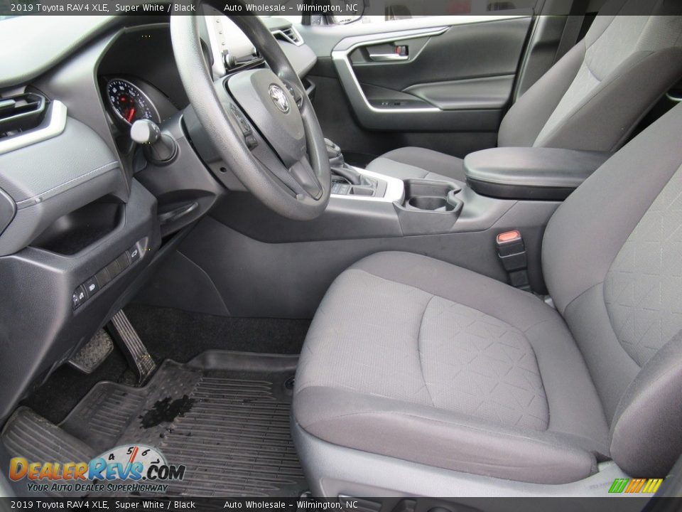 2019 Toyota RAV4 XLE Super White / Black Photo #10