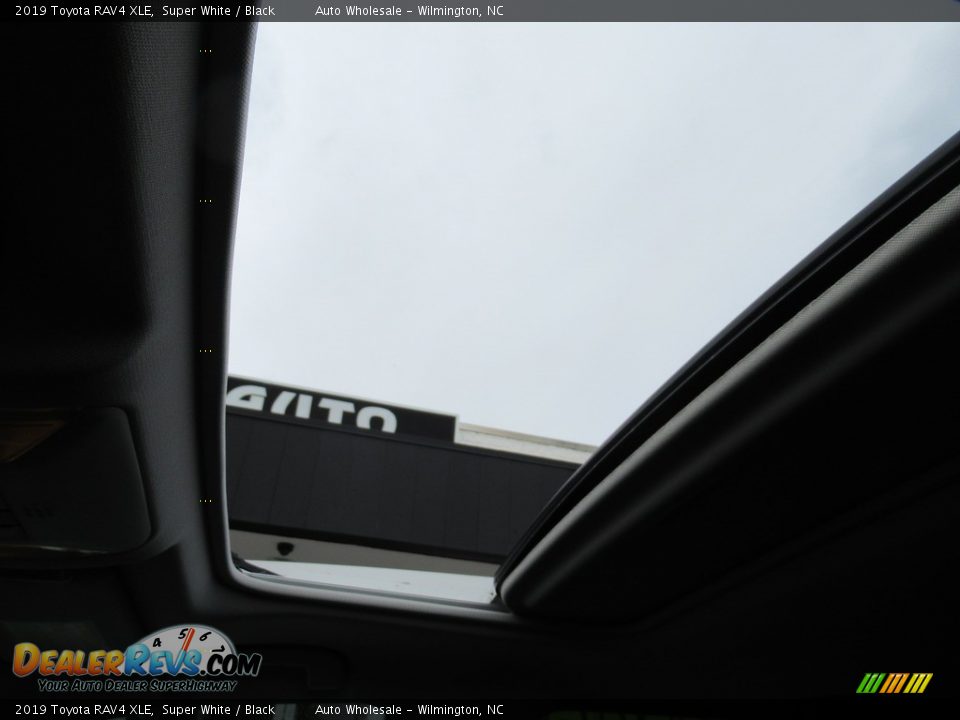 2019 Toyota RAV4 XLE Super White / Black Photo #11