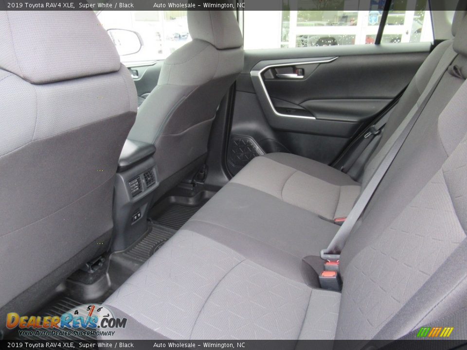 2019 Toyota RAV4 XLE Super White / Black Photo #12