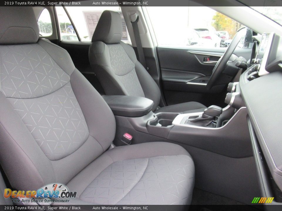 2019 Toyota RAV4 XLE Super White / Black Photo #13