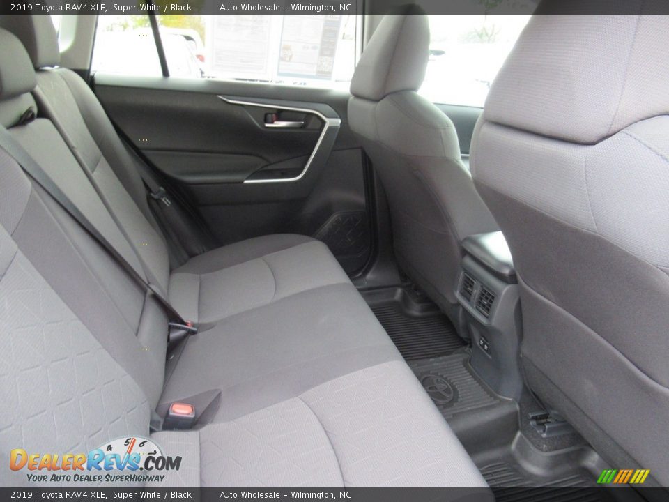 2019 Toyota RAV4 XLE Super White / Black Photo #14