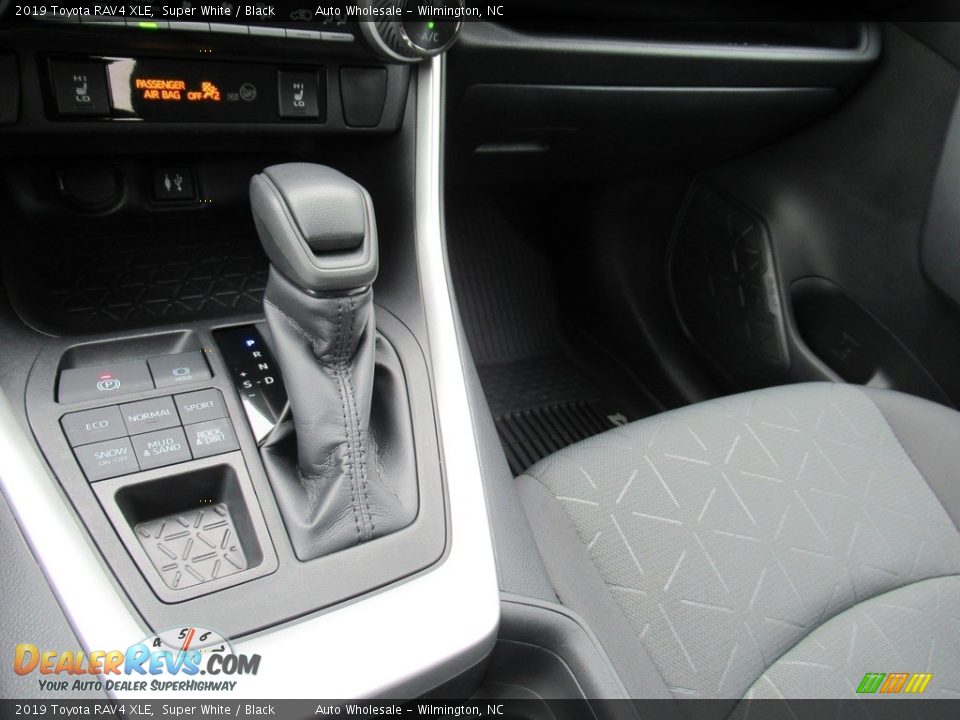 2019 Toyota RAV4 XLE Super White / Black Photo #20