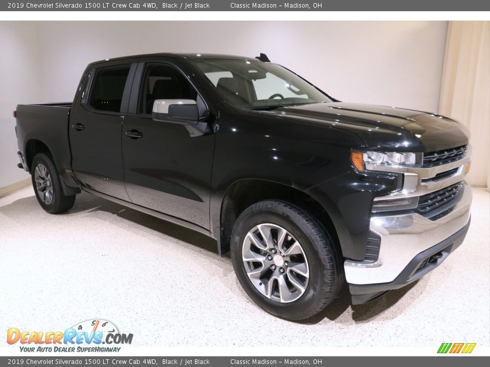 Front 3/4 View of 2019 Chevrolet Silverado 1500 LT Crew Cab 4WD Photo #1