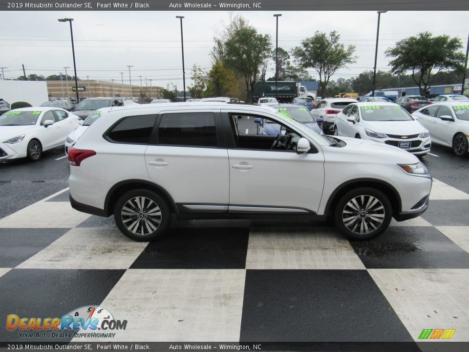 2019 Mitsubishi Outlander SE Pearl White / Black Photo #3