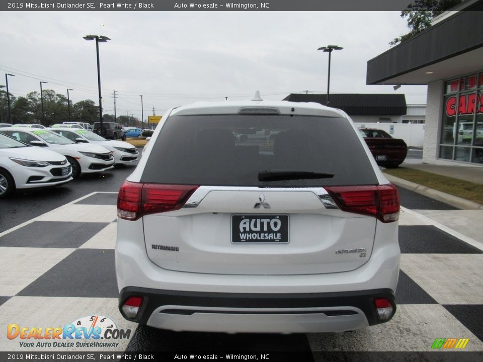 2019 Mitsubishi Outlander SE Pearl White / Black Photo #4