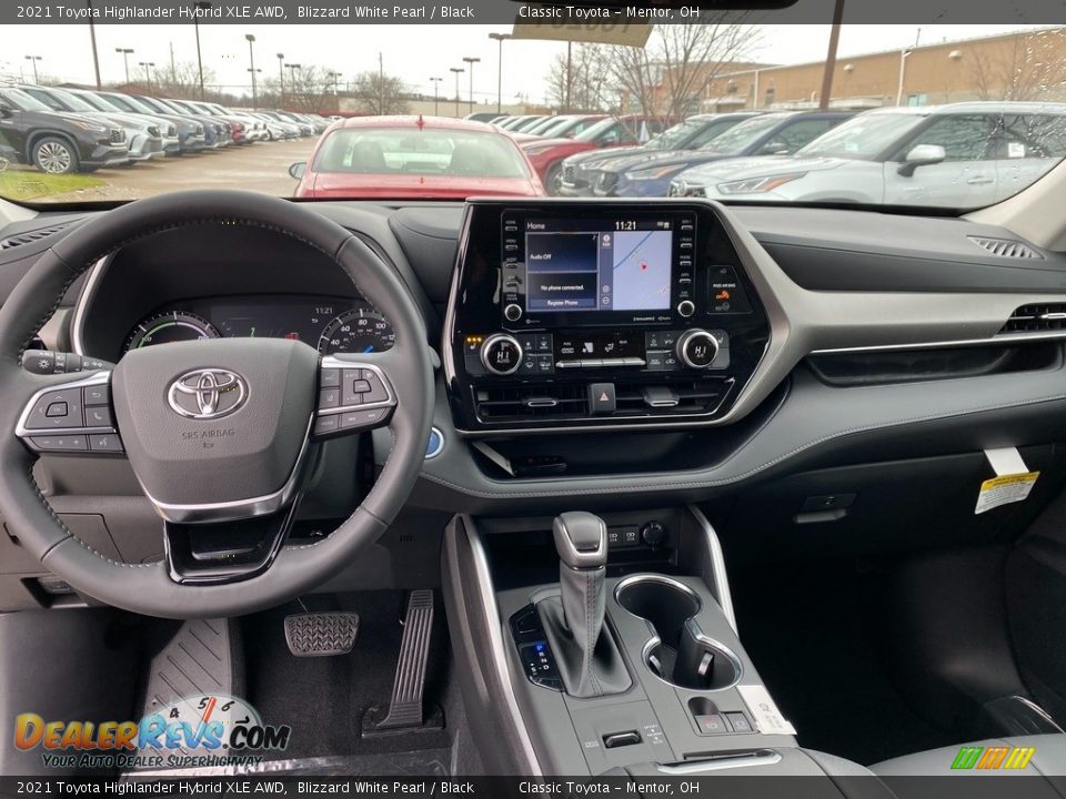 Dashboard of 2021 Toyota Highlander Hybrid XLE AWD Photo #4