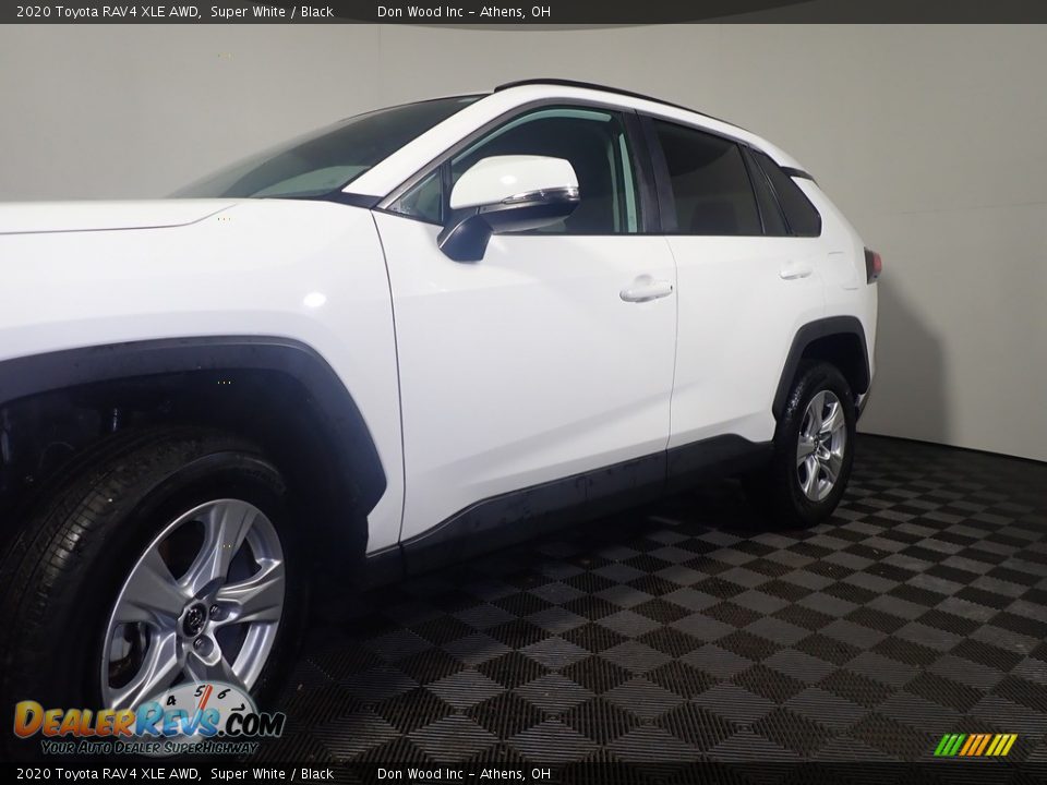 2020 Toyota RAV4 XLE AWD Super White / Black Photo #12