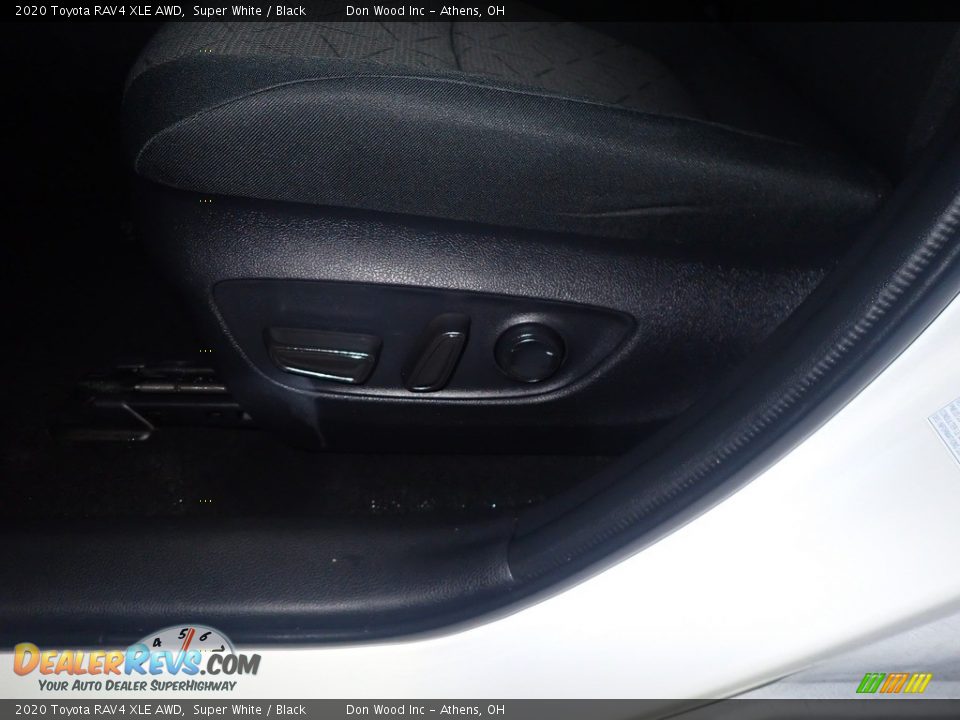 2020 Toyota RAV4 XLE AWD Super White / Black Photo #25