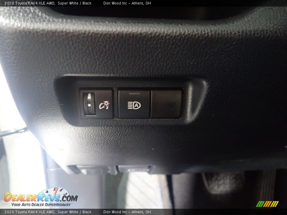2020 Toyota RAV4 XLE AWD Super White / Black Photo #33