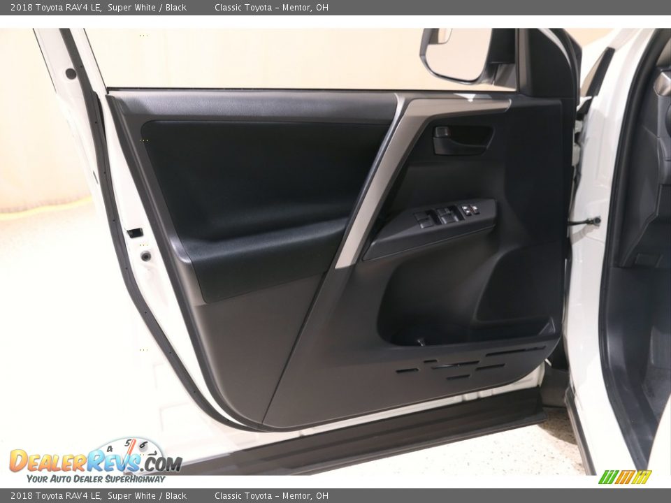 2018 Toyota RAV4 LE Super White / Black Photo #4