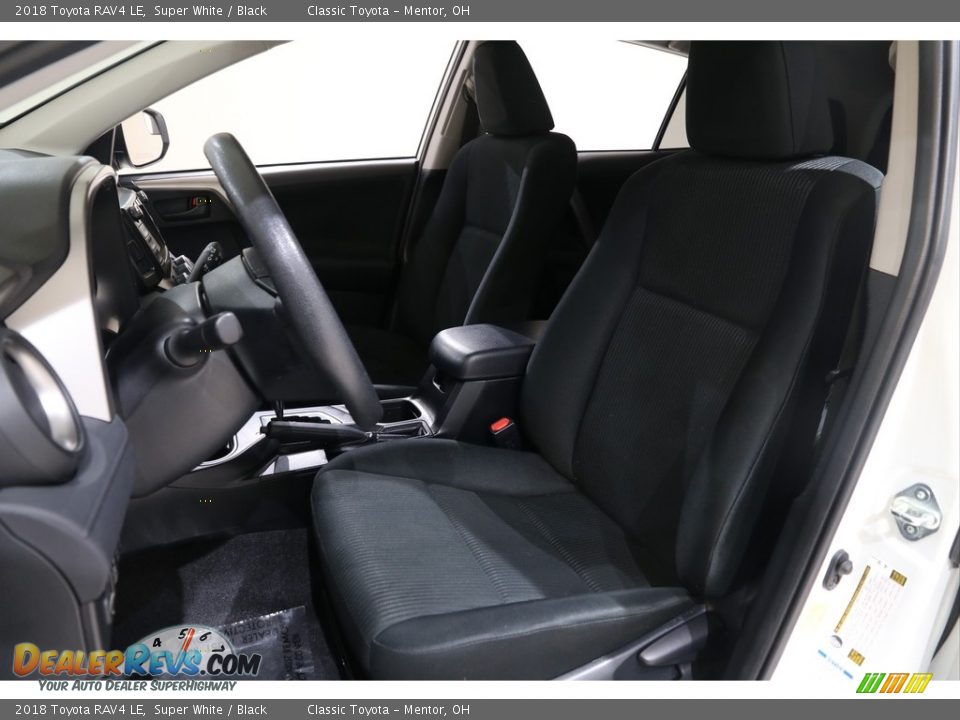 2018 Toyota RAV4 LE Super White / Black Photo #5