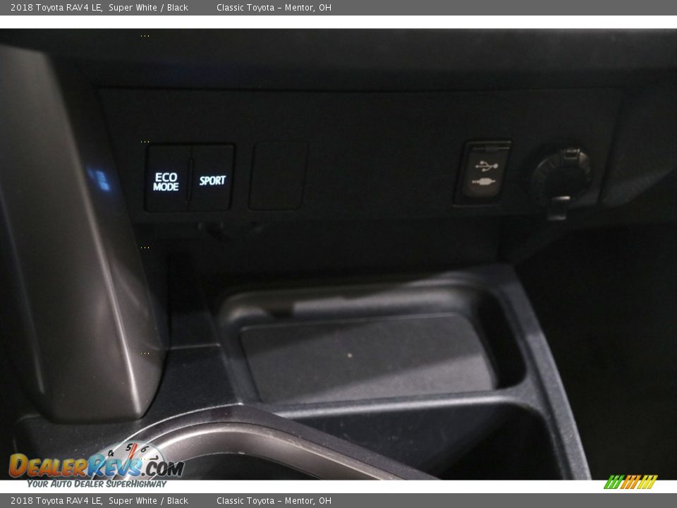 2018 Toyota RAV4 LE Super White / Black Photo #15