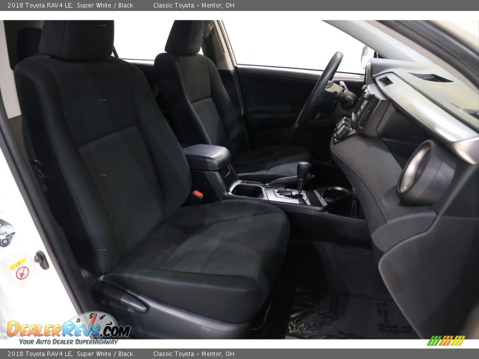 2018 Toyota RAV4 LE Super White / Black Photo #17