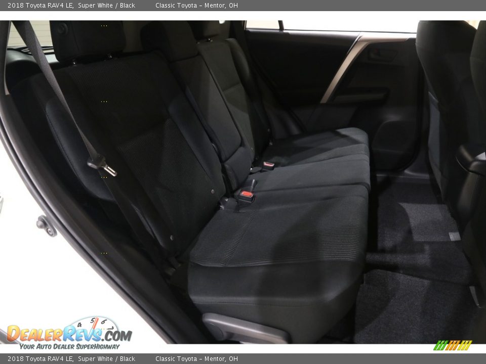 2018 Toyota RAV4 LE Super White / Black Photo #18