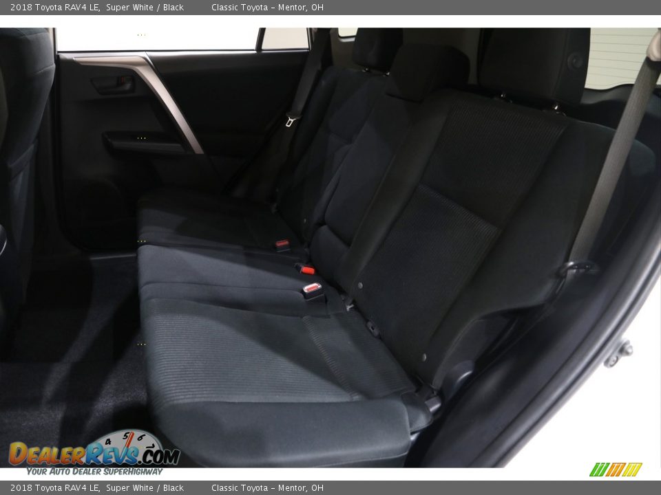 2018 Toyota RAV4 LE Super White / Black Photo #19