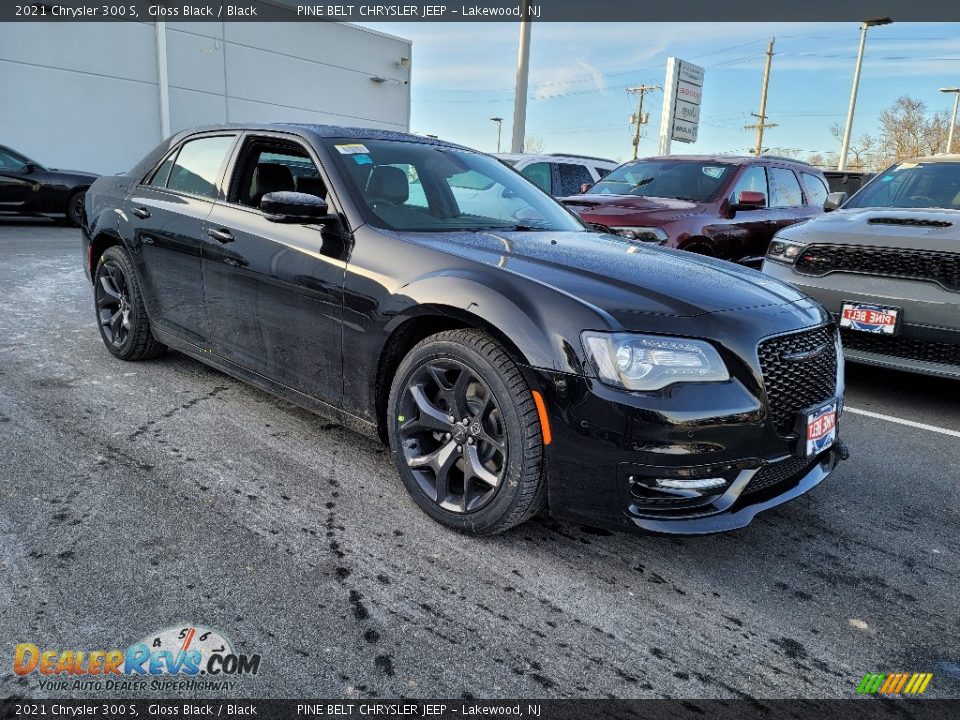 Front 3/4 View of 2021 Chrysler 300 S Photo #1