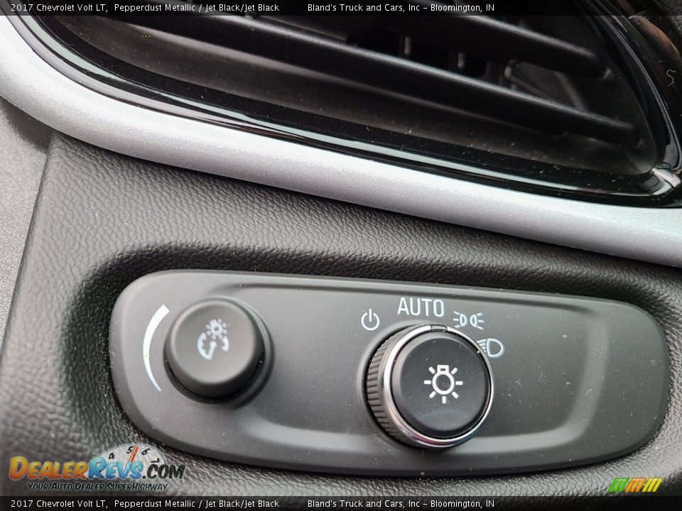 Controls of 2017 Chevrolet Volt LT Photo #9