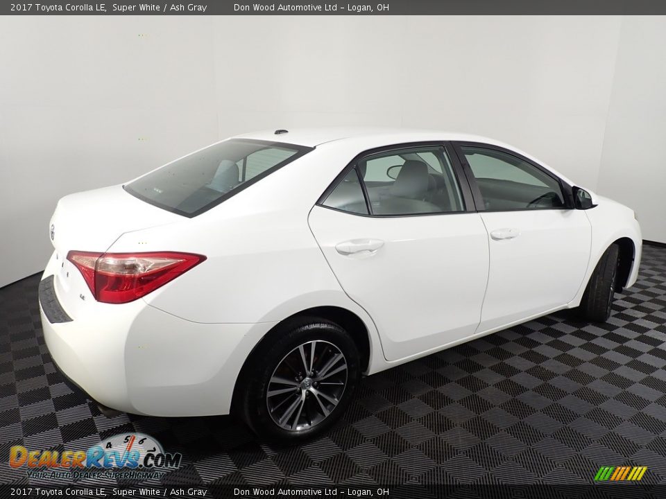 2017 Toyota Corolla LE Super White / Ash Gray Photo #16