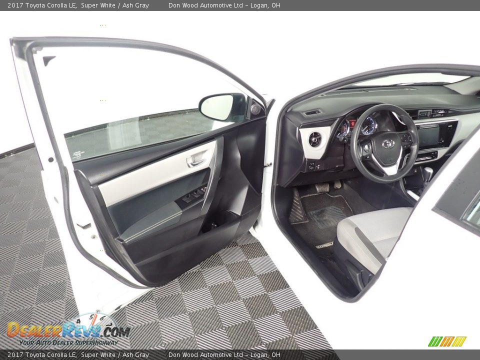 2017 Toyota Corolla LE Super White / Ash Gray Photo #18